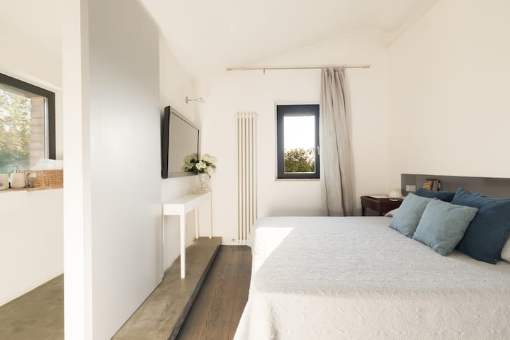 Chambre double avec télévision, salle de bain attenante, placard, climatisation