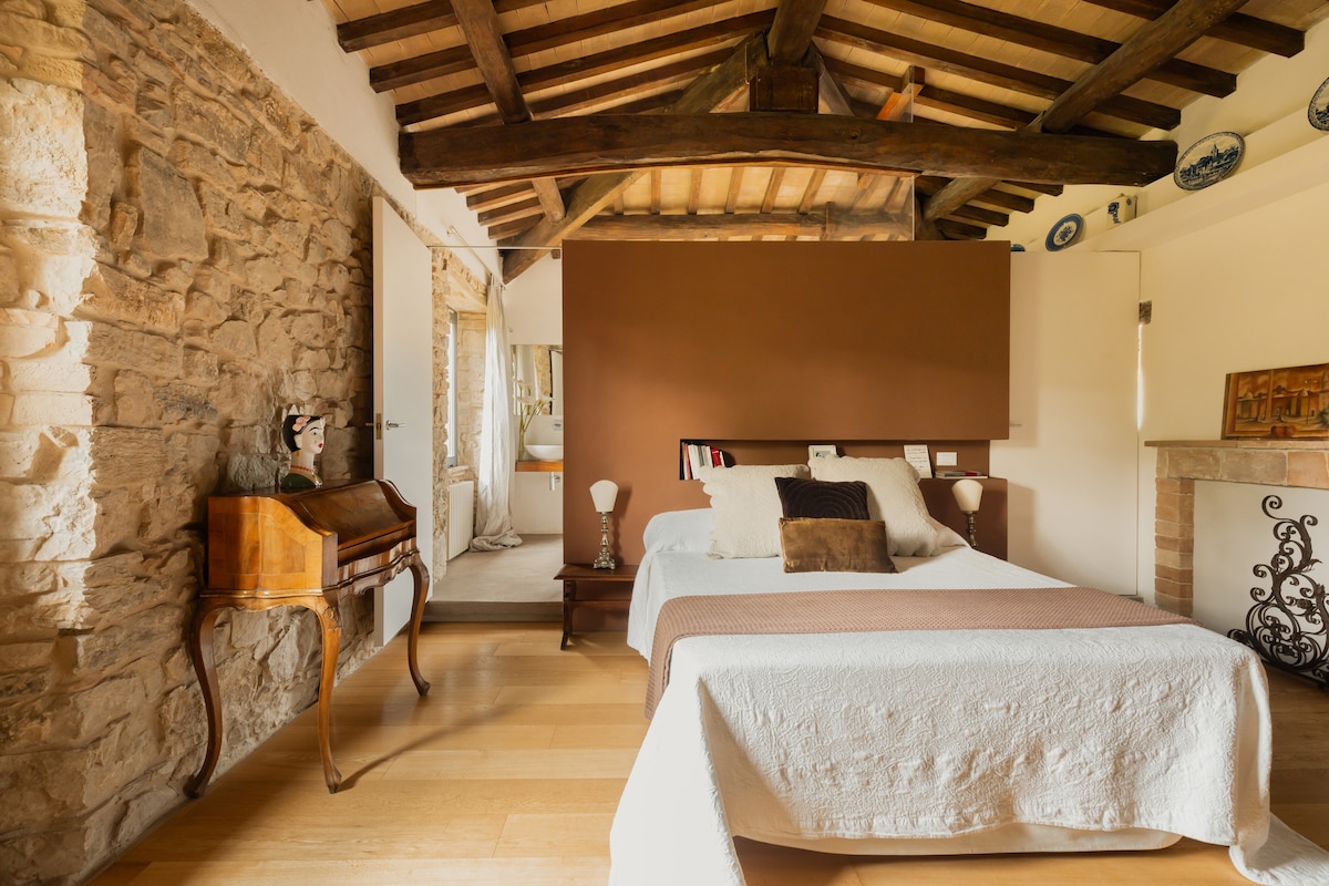 Master bedroom with ensuite bathroom and dedicated living space. Independent entrance, air conditioning and walk-in wardrobe! This room offers maximum privacy.