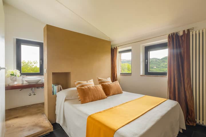 Chambre double attenante avec TV et porte-manteau