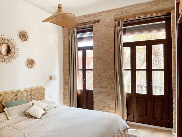 Bright Vintage Flat near the Sea