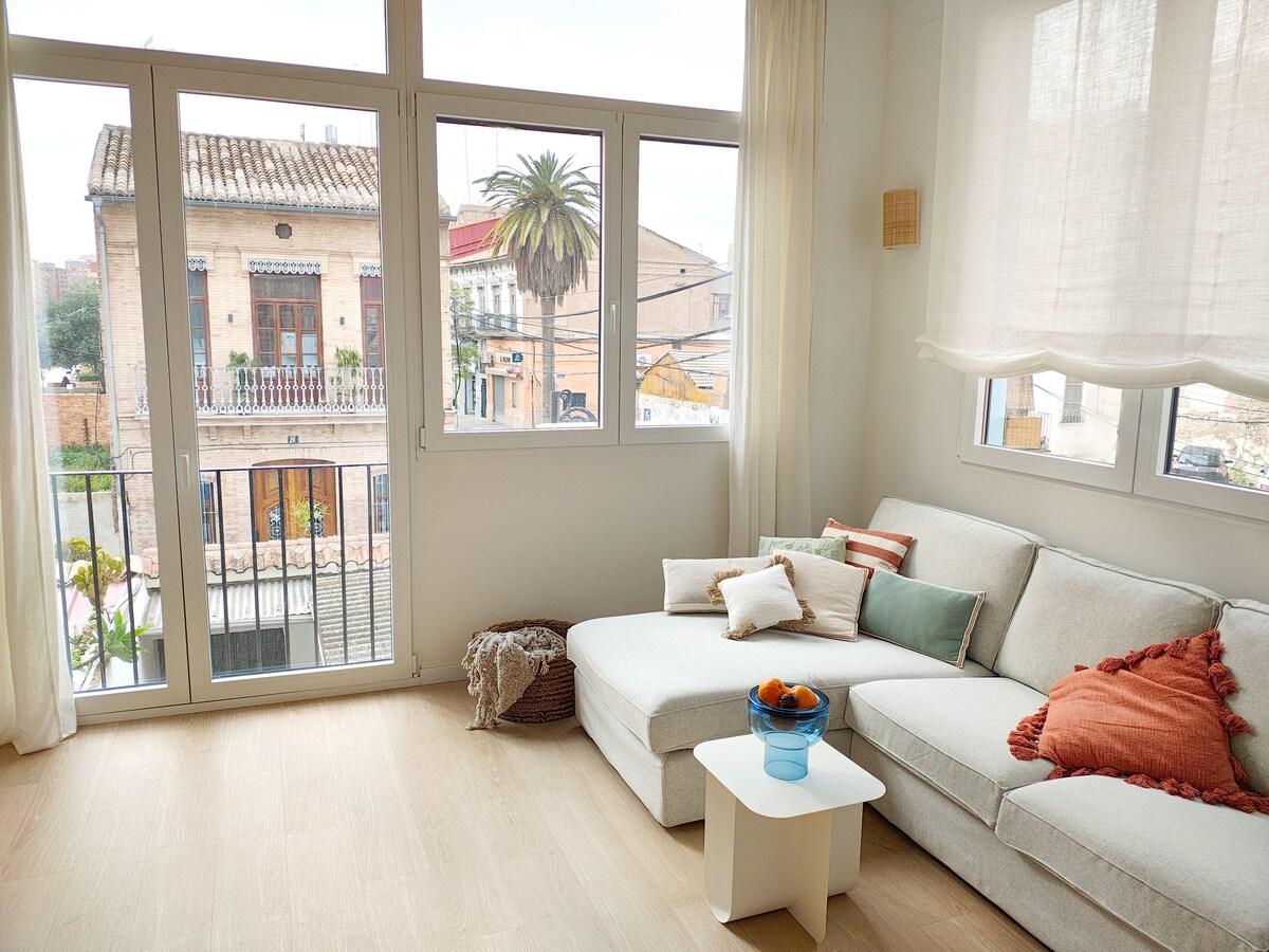 Anuncio de Airbnb popular: Bright Vintage Flat near the Sea en Poblats Marítims