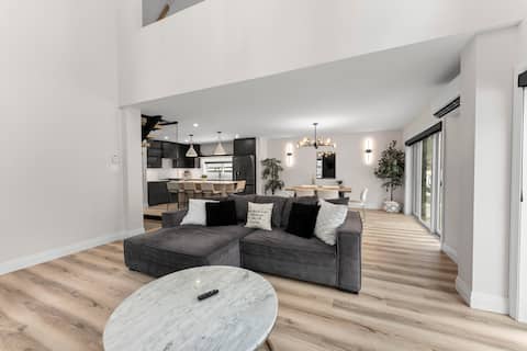 The Frisky Beaver 5BR Hot Tub Close to beach!