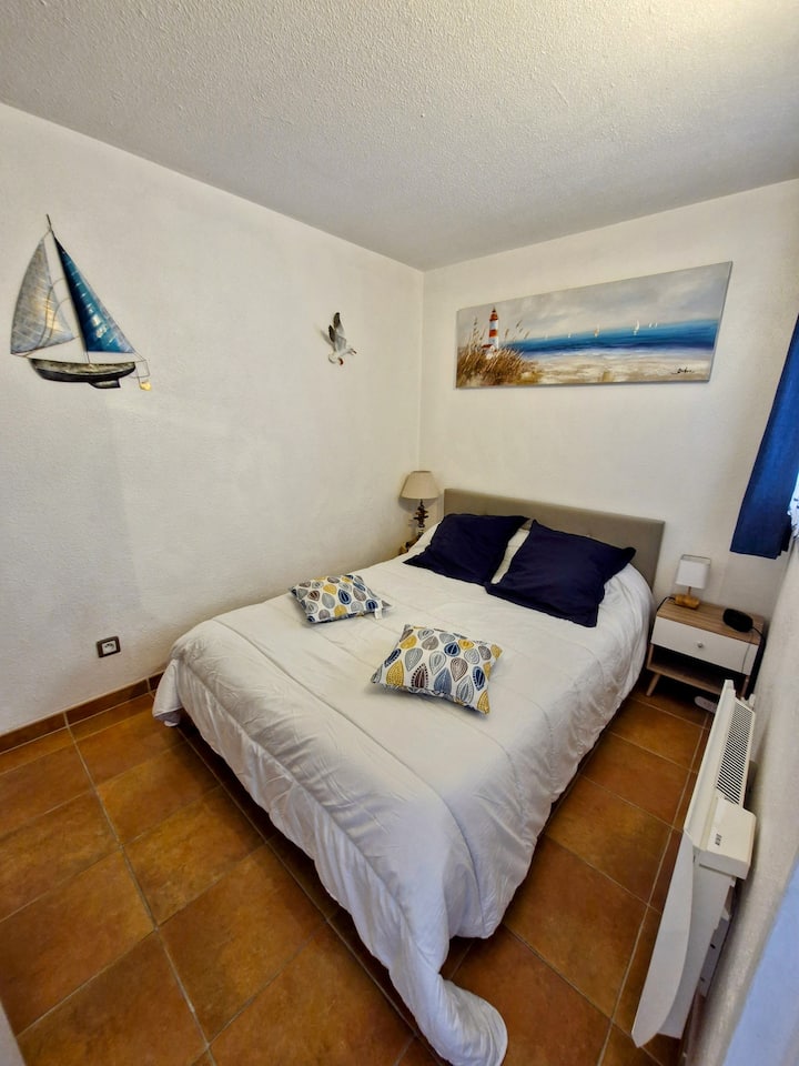 cama de 140 cm
armario y guardarropa