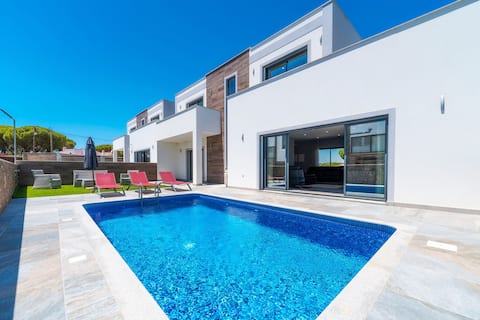 Private Pool Villa | 3BR 2 Suites | AC | BBQ