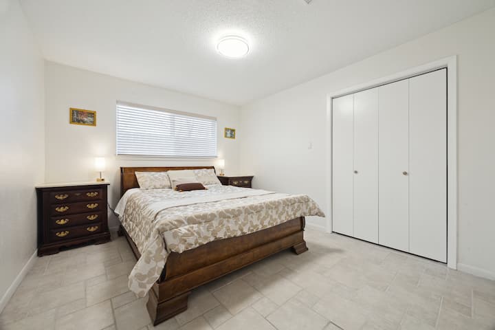 第二间卧室配备一张标准双人床、两个床头柜、两个带充电器的灯、步入式衣橱和衣架。 

带窗帘的窗户，保护隐私。 