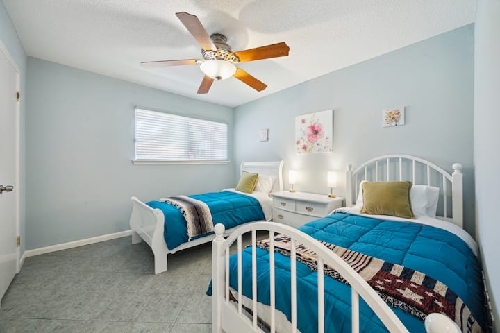 第三间卧室配有两张单人床、一个床头柜、两盏带充电器的灯、吊扇。 

此房间的衣柜仅供房东使用，是公用房间的储藏柜。