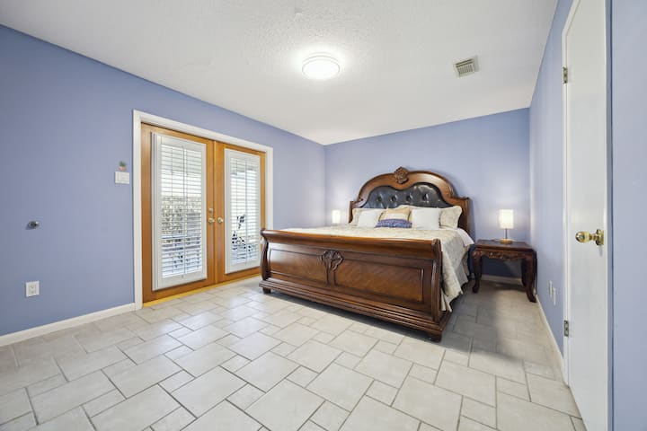 主卧配备一张加大双人床、两个床头柜、两个带充电器的台灯、步入式衣橱、衣架、熨斗。 

双扇门通往露台。  

附带全功能独立卫生间。 