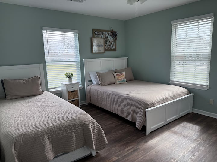 1 Queen + 1 Twin XL w/ 1 Twin XL Trundle (Sleeps 4)