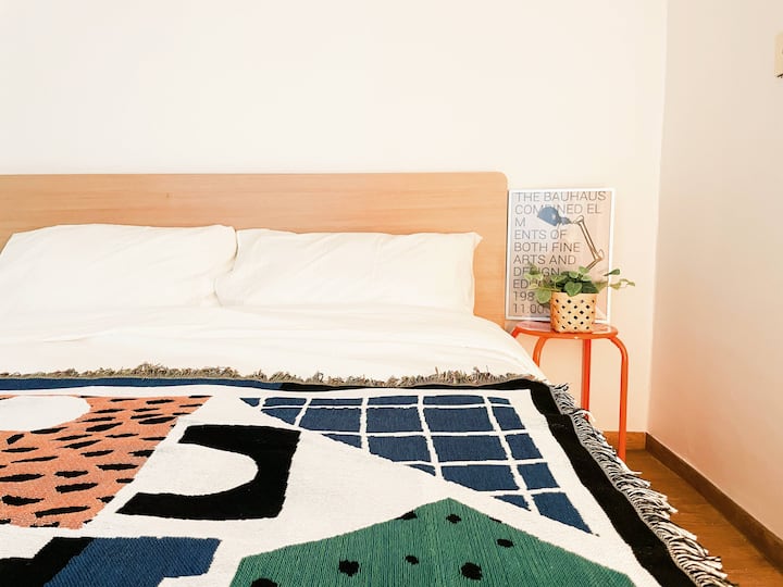 Udobna soba 2 ima bračni krevet (160x200) i vješalicu, što pruža dovoljno prostora za dvije osobe da se udobno opuste. To je najsvjetlija soba u smještaju koja vam omogućuje da uživate u jutarnjem suncu tijekom čitavog boravka.