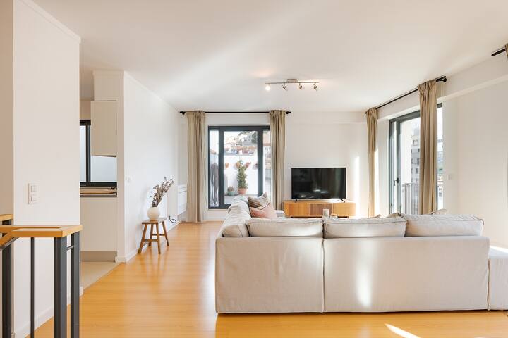 Penthouse For The City Lovers – Parking & Views gallery image 2