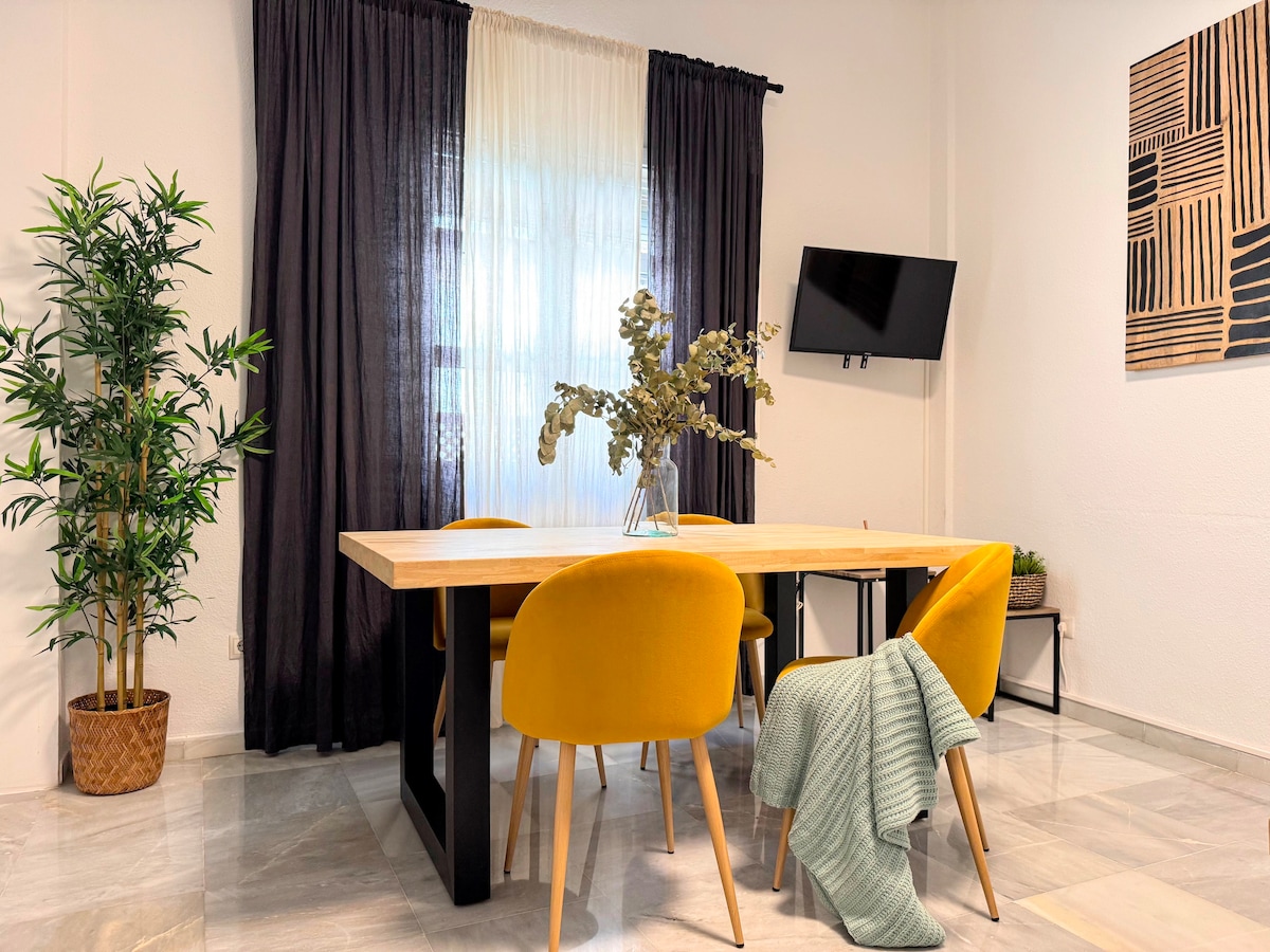 Chumba cha kulia angavu na chenye starehe chenye mapambo rahisi na ya kifahari. Mchanganyiko wa sauti zisizoegemea upande wowote na haradali, pamoja na maelezo ya asili, huunda mazingira bora kwa ajili ya chakula tulivu au mazungumzo mazuri.