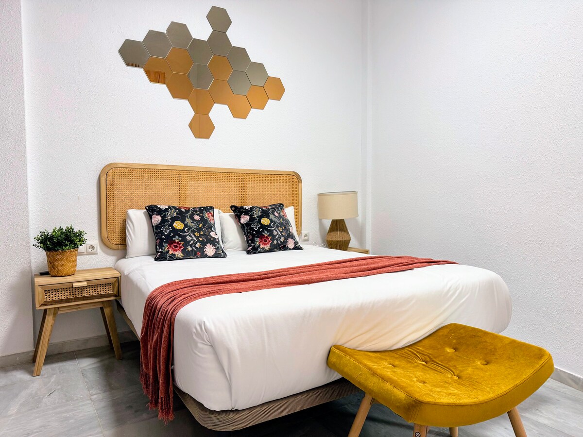 Chumba cha kulala chenye haiba ya zamani na maelezo ya maua ambayo yanakualika upumzike. Joto la mbao, nguo laini, na mwanga hafifu huunda mazingira ya kukaribisha na yaliyojaa haiba.