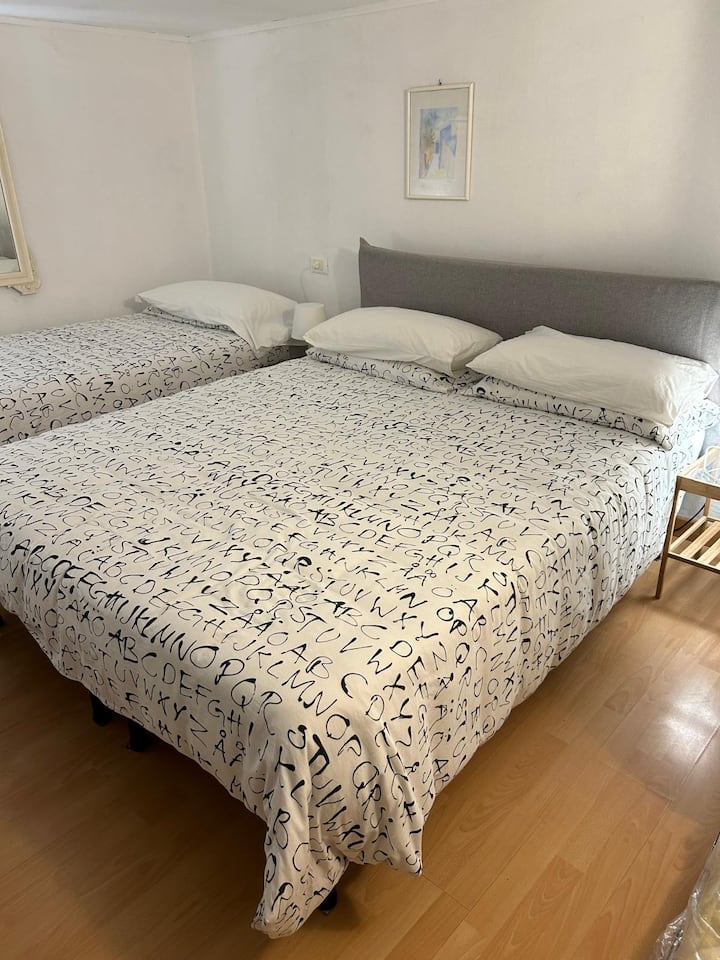 spálňa č. 2 s manželskou posteľou a 2 samostatnými lôžkami