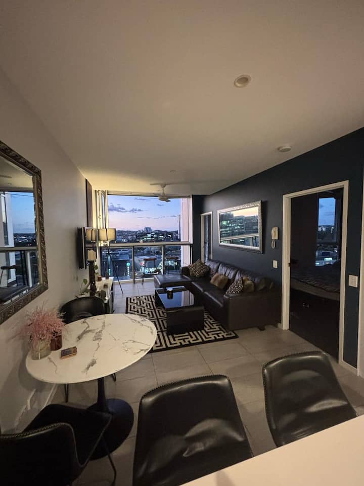 Skyline Views, Rooftop Pool & Free Parking - Brisbane