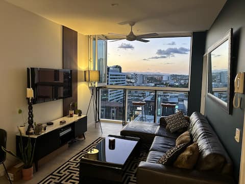 Skyline views, Rooftop Pool & Free Parking