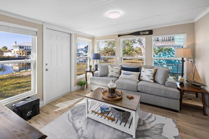 Kauč se izvlači u bračni krevet.