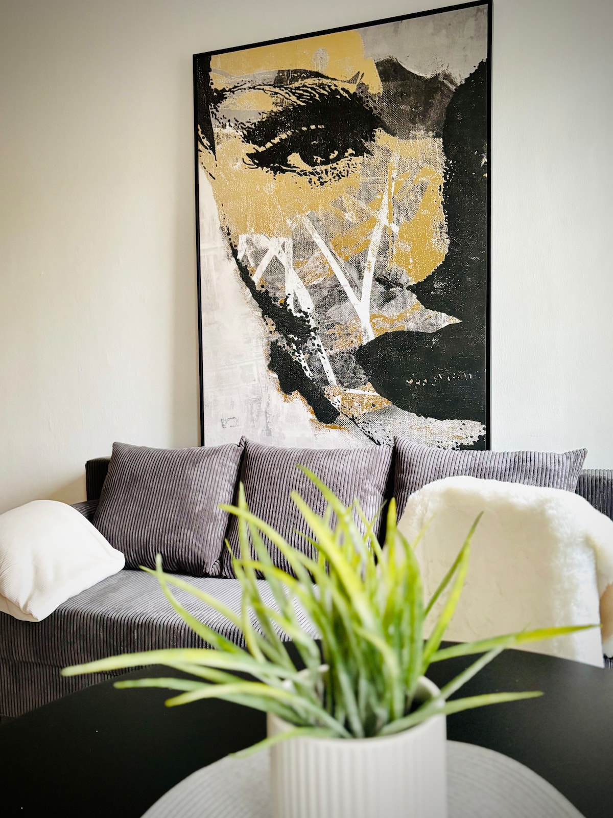 Dnevni boravak/blagovaonica opremljen je udobnim kaučem koji također pruža prostor za spavanje za odraslu osobu ili dvoje djece.