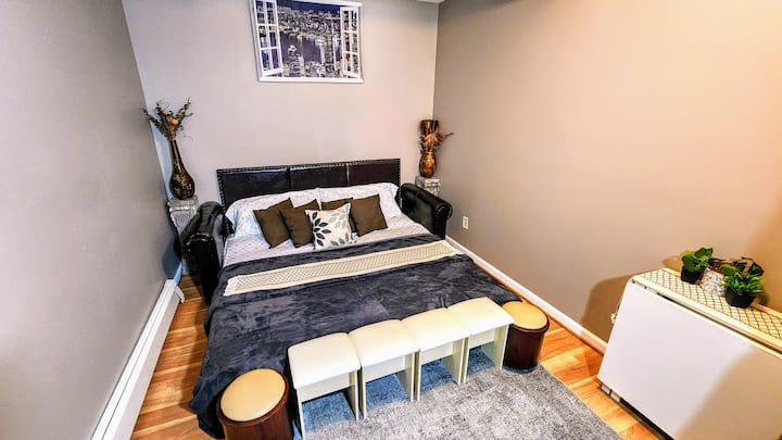 Private Dix Hills Suite •2 Kings •Pool •Koi Pond - Deer Park, NY