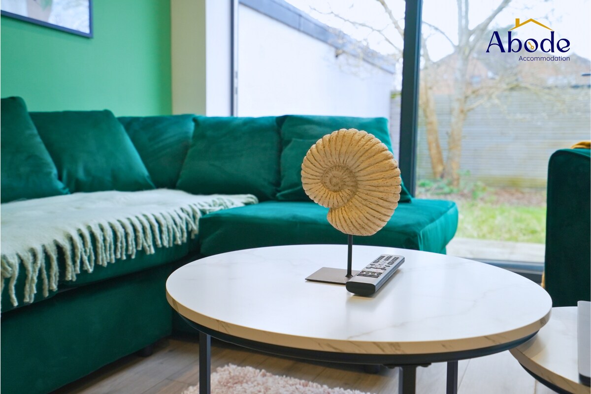 Popular Airbnb listing: Spacious 5 Bed 3 Bath, 1 month+ Discounts in Crawley