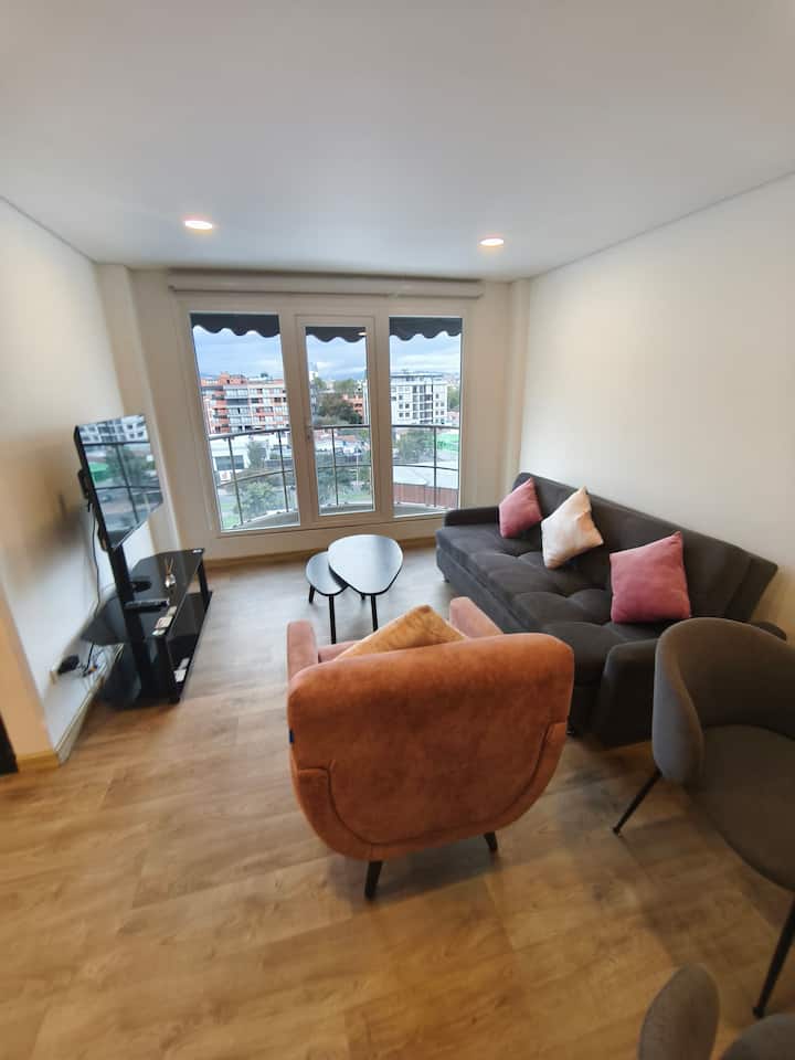 ნომერში არის აივანი, ფანჯრები და თერმოაკუსტიკური კარი, დივანი, სავარძელი და Xiaomi-ს ბრენდის ტელევიზორი ინტერნეტთან და Moviestar-ის არხებთან წვდომით