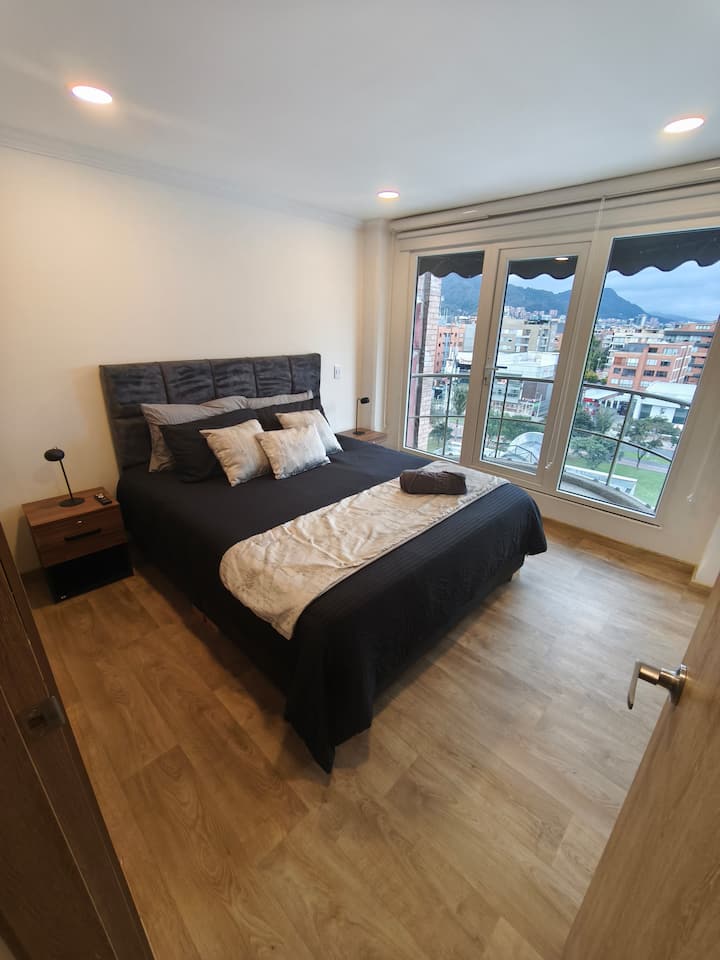 საძინებელი, რომელშიც არის 152×203 სმ ზომის საწოლი, კარადა, ტელევიზორი ინტერნეტთან კავშირით, პირადი აივანი და ევროპული სტილის თერმოაკუსტიკური ფანჯრები, რომლებიც დამზადებულია Deceuninck-ის პროფილებითა და ფიტინგებით, ხოლო მინის სისქეა 19 მმ.