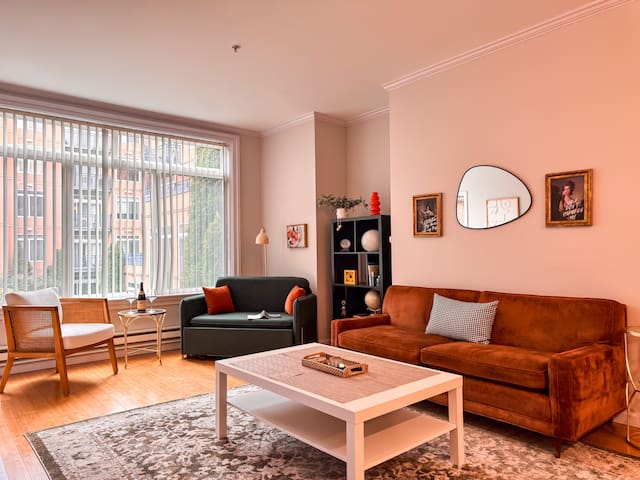 Waterfront | Steps to Pike Place | Free Parking gallery image 2