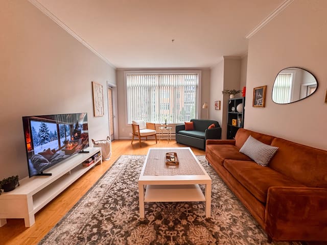 Waterfront | Steps to Pike Place | Free Parking gallery image 3