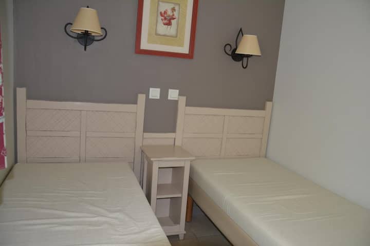  2 единични легла от 80 души (възможност за приближаване до легло 160), 1 килер, 1 нощно шкафче, 1 мрежа против комари, 1 вентилатор.