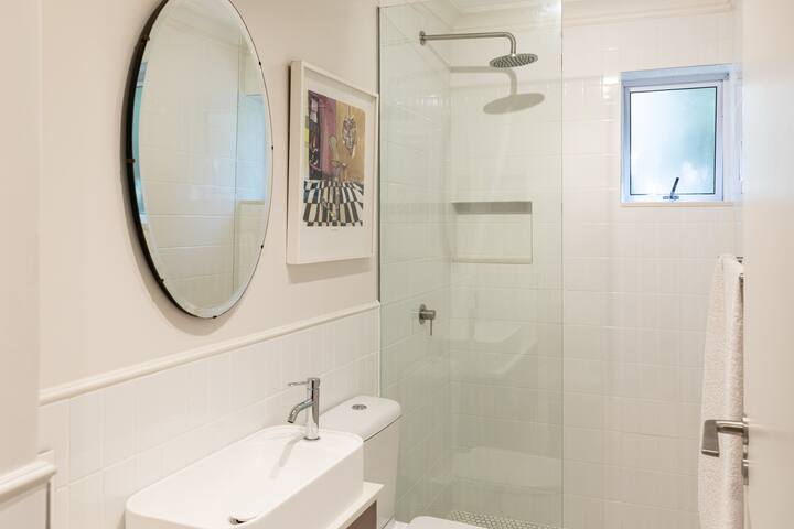 Garden cottage 2min walk from Kloof St gallery image 4