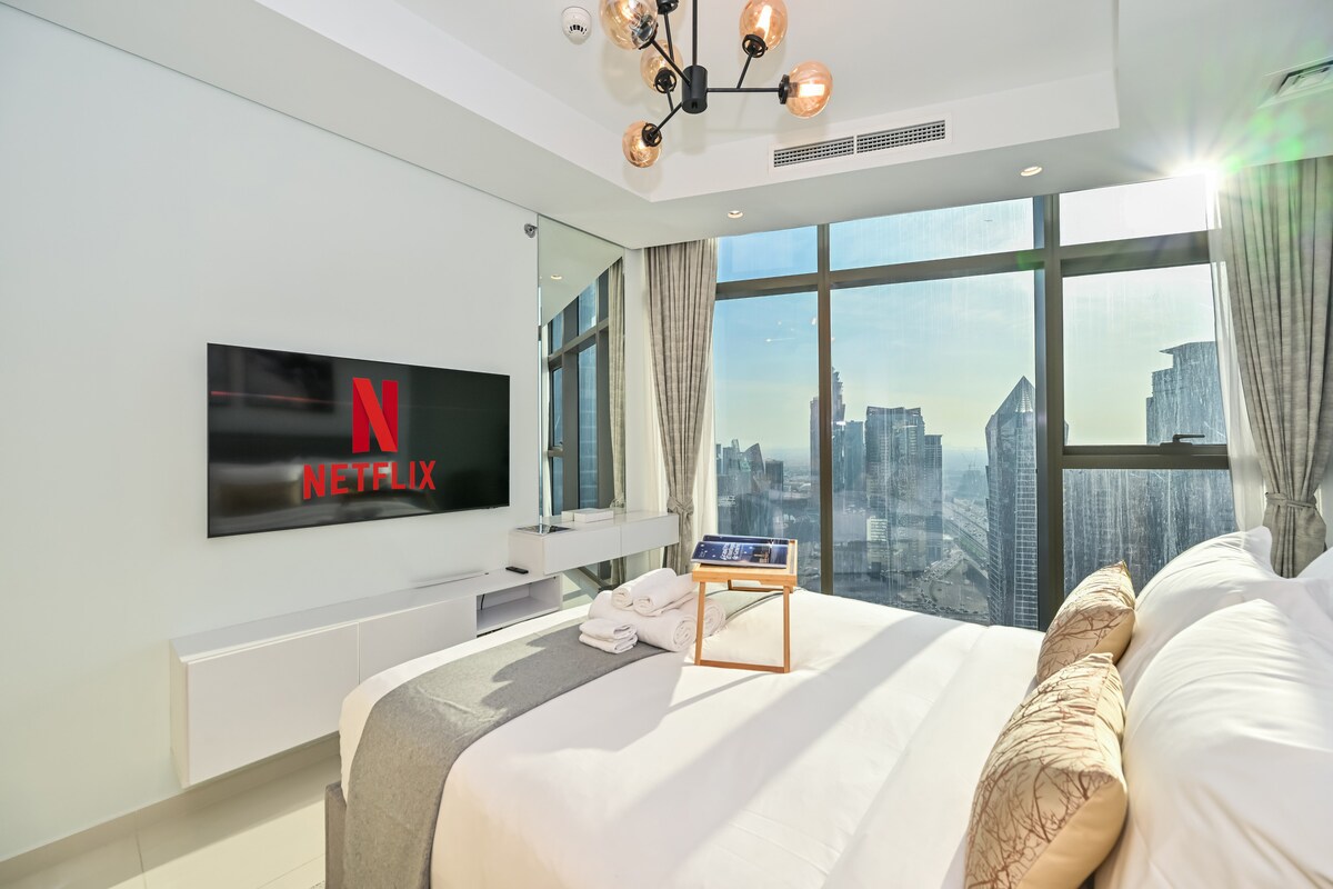 „ქალაქისა და ზღვის ხედები დღისით თვალწარმტაცი იყო, ღამით კი კიდევ უფრო შთამბეჭდავი“.