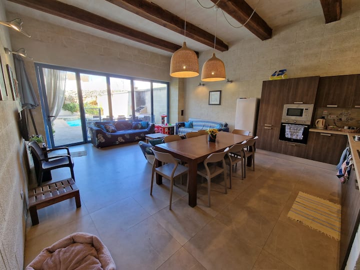 Spacious Gozo Farmhouse W/ Pool - マルタ