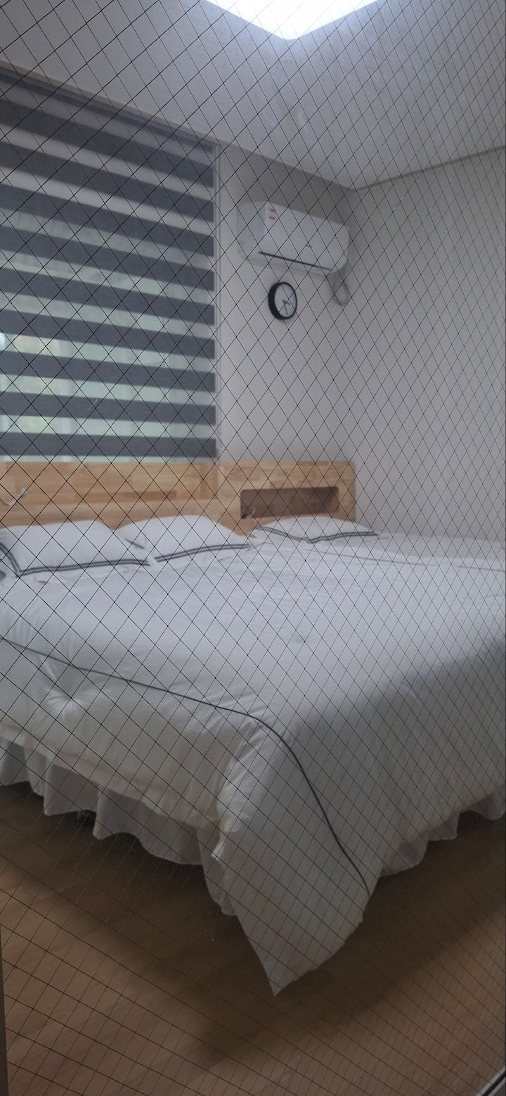 سرير فردي في الداخل (بدون حصيرة كهربائية)
سرير لشخصين (حصيرة كهربائية للتدفئة الفردية)
مجموعة شاحن الهاتف المحمول
سرير فردي في الداخل (بدون حصيرة كهربائية)
سرير مزدوج (حصيرة كهربائية مدفأة بشكل فردي)
مجموعة شاحن الهاتف