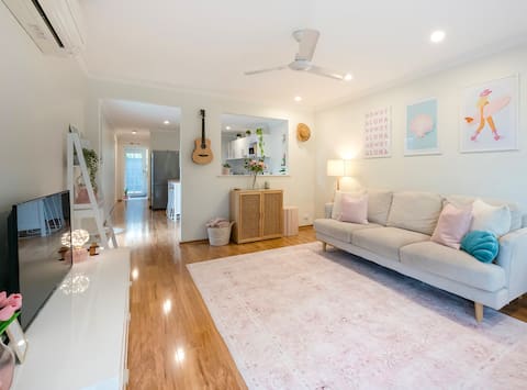 Popular Airbnb listing: Rosy Summers - 2 Minutes to Beach! in Scarborough