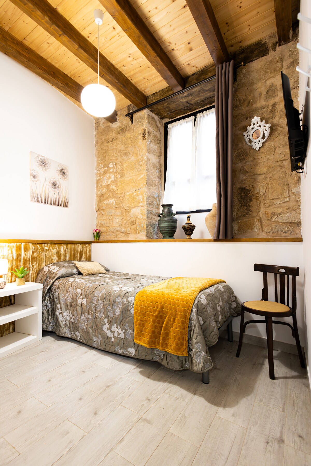 ห้องนอนชั้นล่างพร้อมเตียงขนาดเล็ก 