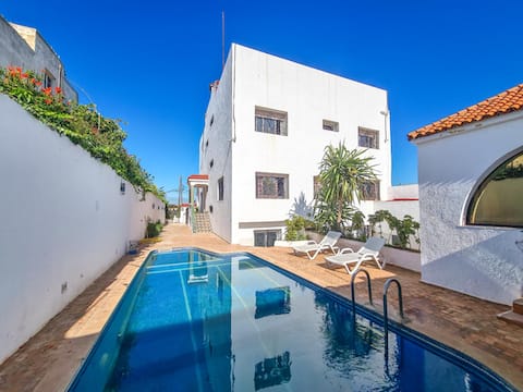 4 bedroom house with sea view