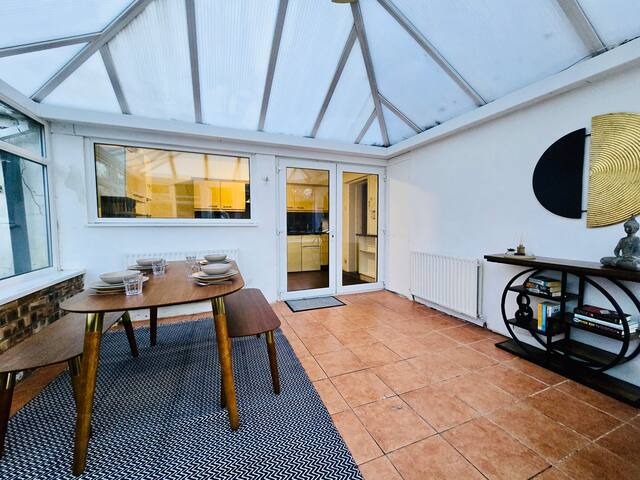 Bright & Elegant 2-Bedroom Stay in Stockport gallery image 5