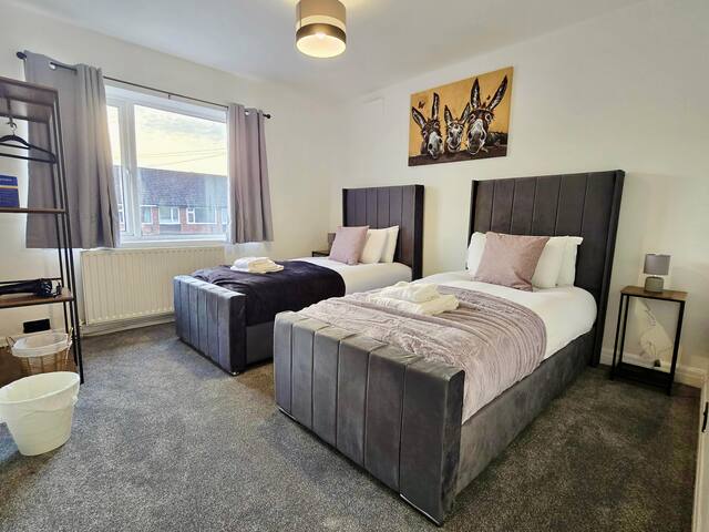 Bright & Elegant 2-Bedroom Stay in Stockport gallery image 2