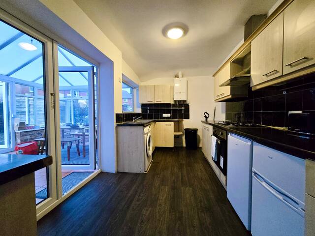 Bright & Elegant 2-Bedroom Stay in Stockport gallery image 4