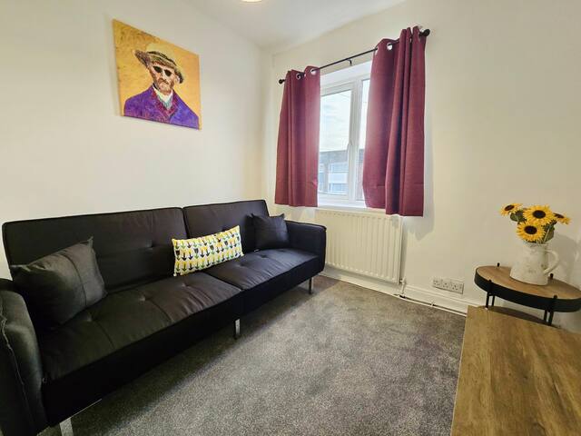 Bright & Elegant 2-Bedroom Stay in Stockport gallery image 3