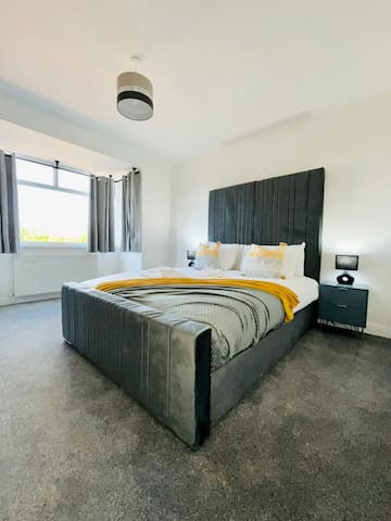 Bright & Elegant 2-Bedroom Stay in Stockport