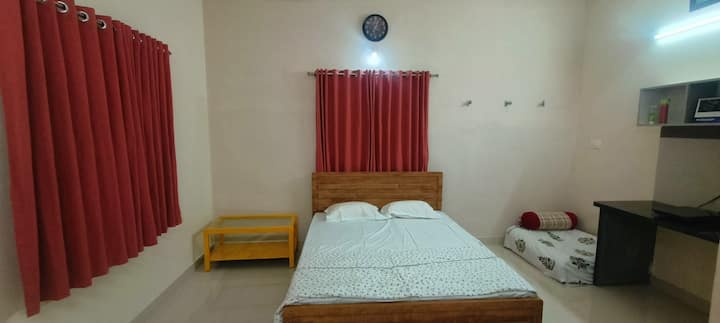 ห้องนอนที่ได้รับการออกแบบอย่างพิถีพิถันให้บรรยากาศที่อบอุ่นและผ่อนคลายมีเตียงที่สะดวกสบายแสงนุ่มนวลและพื้นที่พิเศษสำหรับการทำสมาธิเหมาะสำหรับการผ่อนคลายหลังจากวันที่ยาวนาน