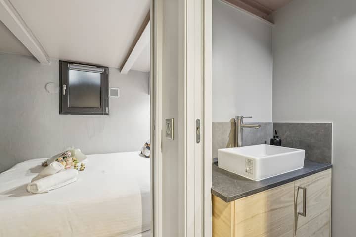 Спалня с двойно легло и достъп до втората баня (тоалетна и мивка).
