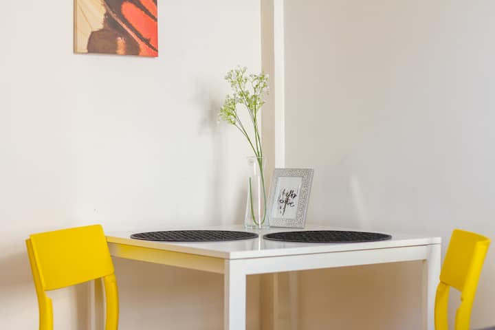 Stretnite sa tu pri spoločnom stolovaní.

