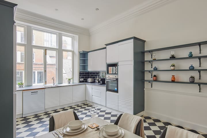 Mayfair’s Finest | Classically British | Luxury gallery image 4