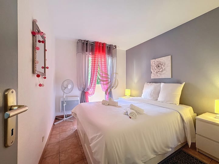 תיהנו מחדר שקט עם וילונות שמסננים את האור כדי ליהנות מתנומה מושלמת. המאוורר מבטיח נוחות באווירה אוורירית ומודרנית.