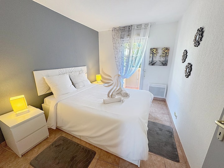 לטבול את עצמכם באווירה שלווה עם גישה ישירה למרפסת. תיהנו מחדר שטוף באור טבעי, אידיאלי למנוחה אחרי יום עמוס.