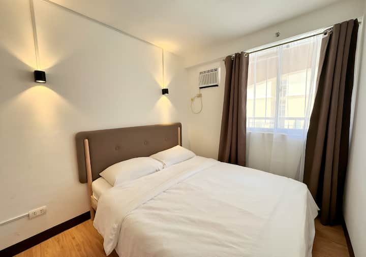 ️ Cozy & Stylish Bedroom | Queen-Size Bed for Ultimate Comfort

Enjoy a restful sleep on this plush queen-size bed with a high-quality mattress, soft sheets, and a duvet for extra comfort.