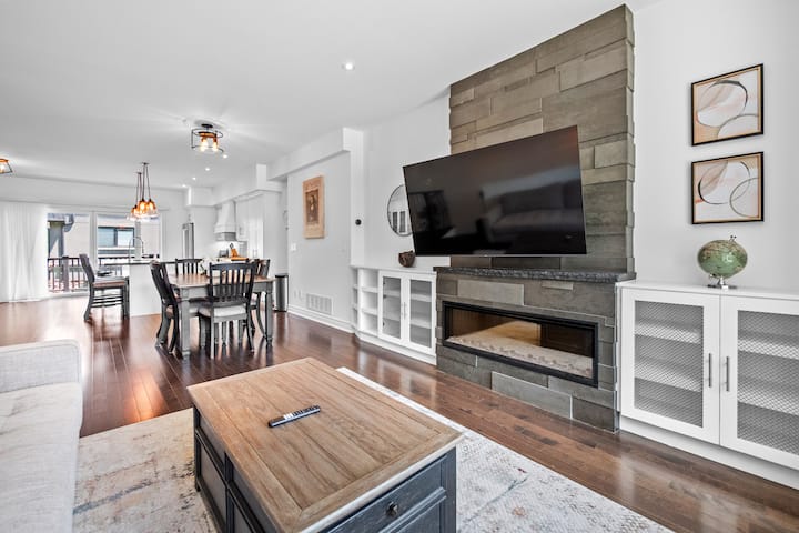 4br Townhouse, Sleeps 8 & Parking In Etobicoke - Torontó