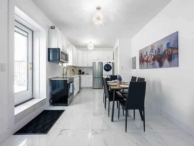 New 6 Bed 3 full Bath Duplex 2decks, at the train! gallery image 5