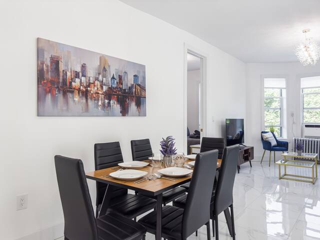 New 6 Bed 3 full Bath Duplex 2decks, at the train! gallery image 4